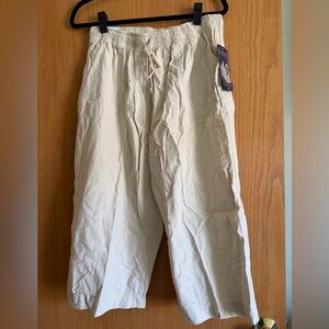 Gloria Vanderbilt Capris. Casual in Cream NWT